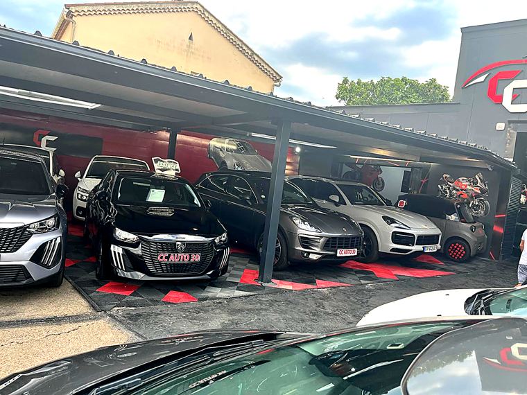 Parc couvert de voitures d'occasion
